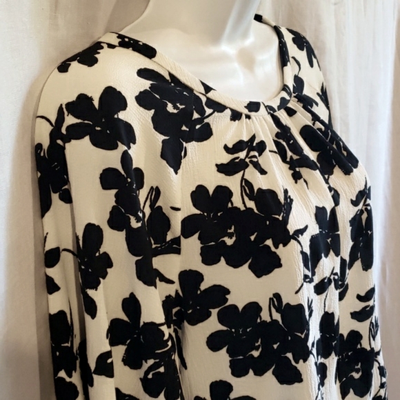 Vince Camuto Off-White and Black Flowy Blouse - Picture 4 of 13